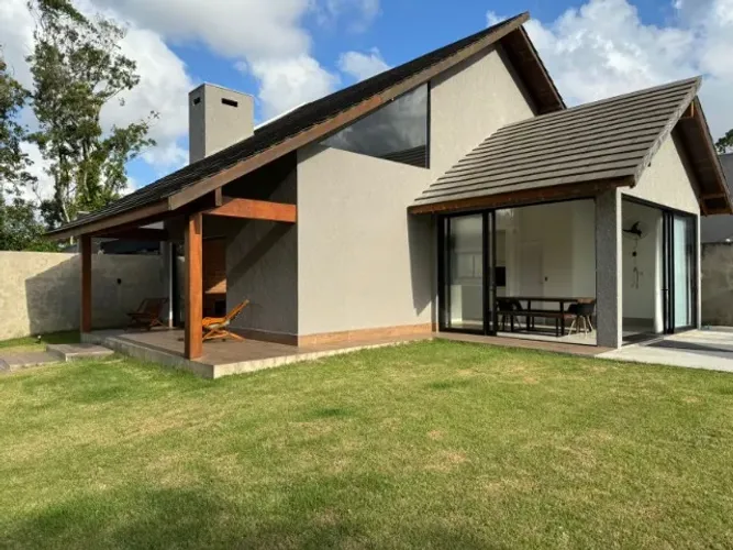 Vende-se casa em Itapoá SC 165,21m² com piscina