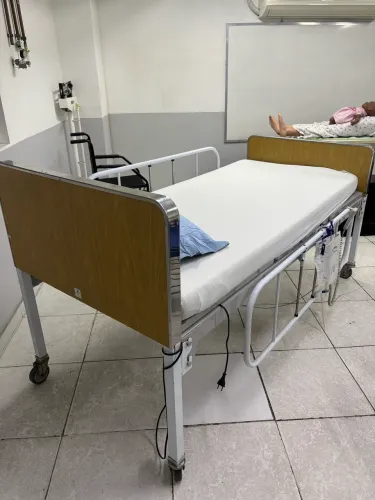 Cama hospitalar elétrica, acompanhada de colchão