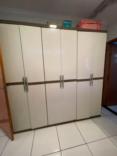 Doa-se guarda roupa em bom estado