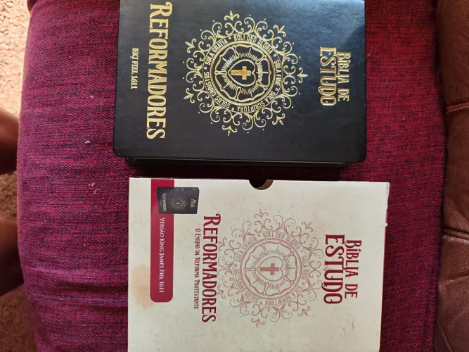 Vendo Bíblias de estudo Reformadores e King James Atualizada