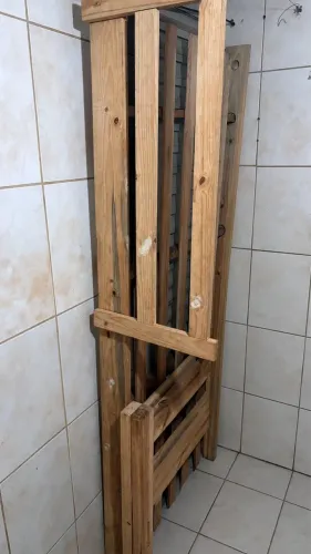 Cama de madeira ( solteiro)