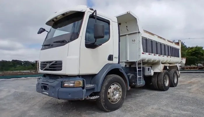 Volvo VM310 ano 2011, 6x4, com caçamba de 12 ?, em SP