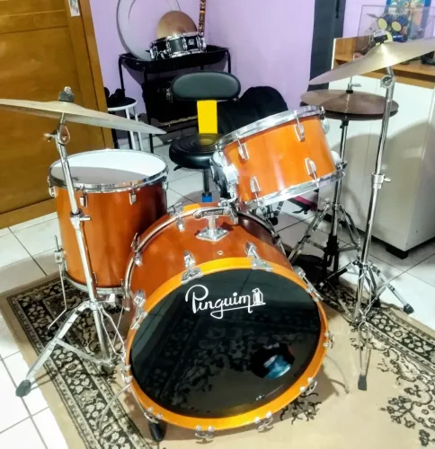 Bateria Pinguim 70's c/ ferragens Ludwig e peles remo. TROCO POR PRATOS