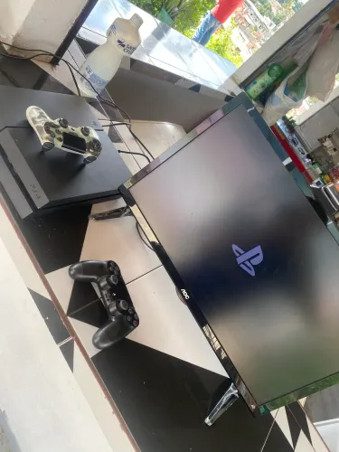 PS4 + 2 CONTROLES 