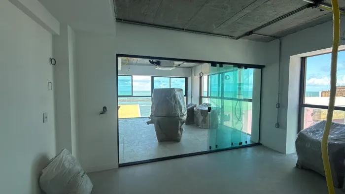 Esquadria de vidro nova