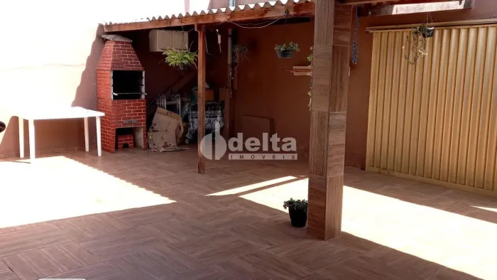 Casa residencial disponível para venda no bairro Jardim Canaã em Uberlândia-MG
