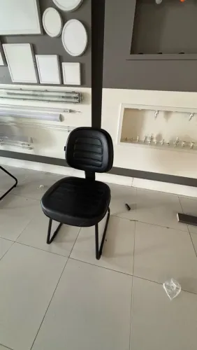 Cadeira de atendimento preta