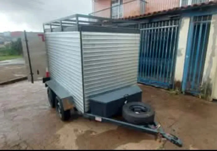 Carretinha Baú de Alumínio 2 eixos