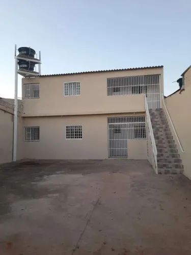 Alugo casa no 1° andar