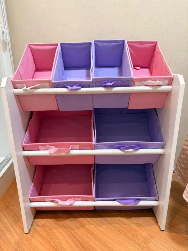 Mesa, cadeira, estante, prateleira e almofada (kit infantil)