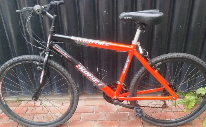 Bicicleta aluminio preta e laranja