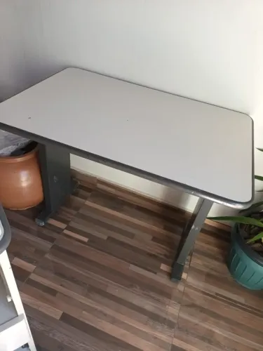 Mesa de escritório e gaveteiros