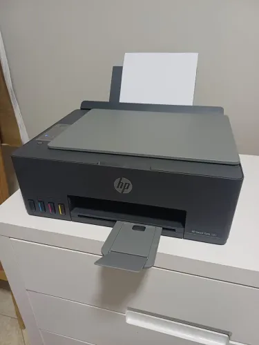 Impressora Multifuncional HP Smart Tank 581 com tanque de tinta recarregável.