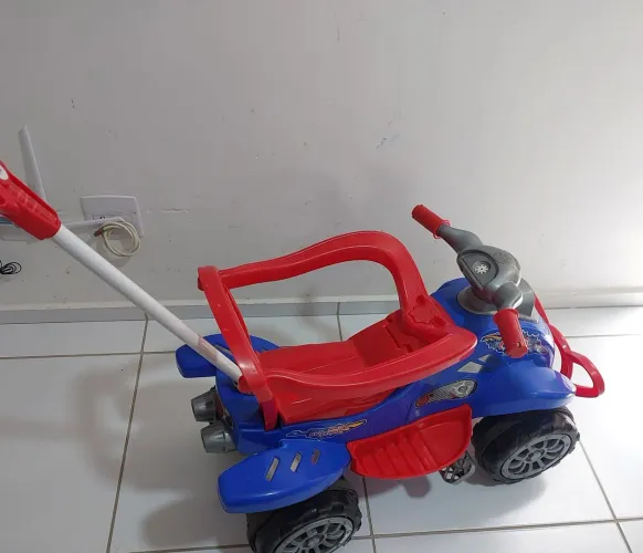 Quadriciclo infantil.