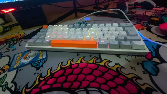 TECLADO AKALI BRANCO LARANJA E CINZA