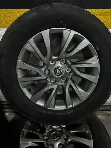 Roda  Conjunto (04) - PNEUS ORIGINAIS SEM USO C/ RODA HILUX 