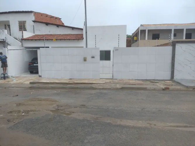 Alugo casa no bairro Antônio Cassimiro em Petrolina 