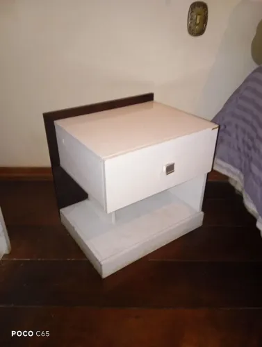Criado mudo ou mesa de cabeceira com gaveta e espaço embaixo bicolor