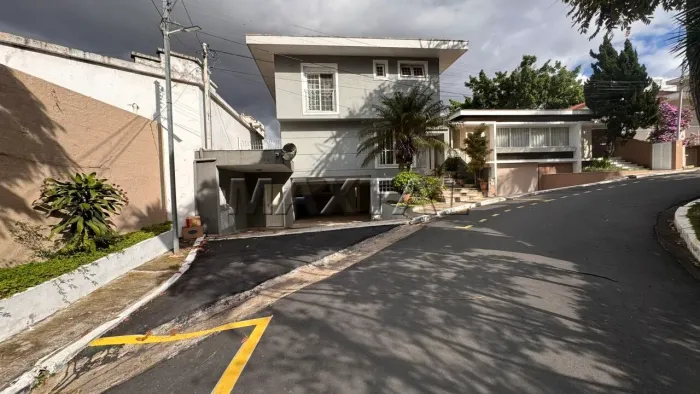 Casa em condomínio fechado em Santana de 450 m², com 5 dormitórios, sendo 3 suítes e 6 vag