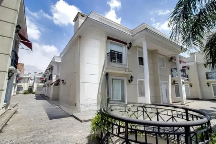 Casa em condomínio para venda com 3 quartos, sendo 3 suítes, 260m²