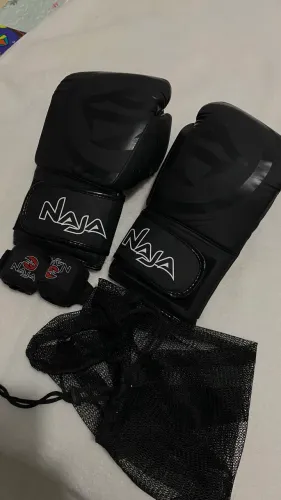 Luva de muay thai Naja com bandagens