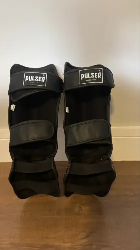 CANELEIRA DE MUAY THAI E KICKBOXING PRETA GRADE PRATA | 20 MM PU