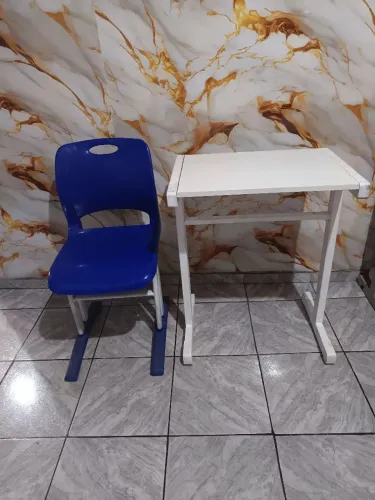 Vendo essa mesa e cadeira