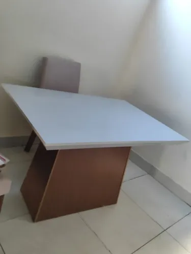 Conjunto de móveis - 3 mesas, uma cômoda, um sofá, uma estante sala