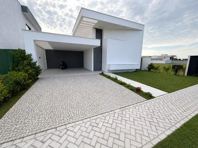 Casa Térrea Alphaville Cabo Frio, com 184m², Piscina, Cozinha Integrada, Pé-direito Duplo