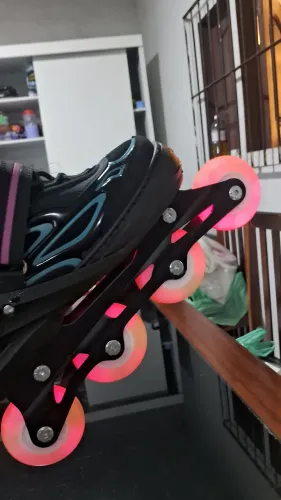 Patins Oxer , tamanho ajustável de 37 a 40.