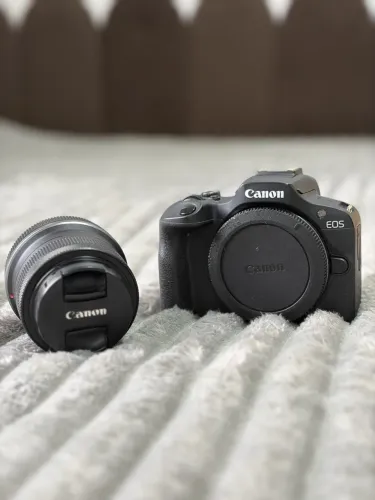 Câmera Canon R100