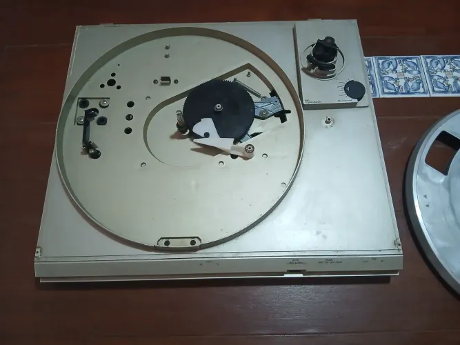 Sucata.  Toca discos  Gradiente  DS20