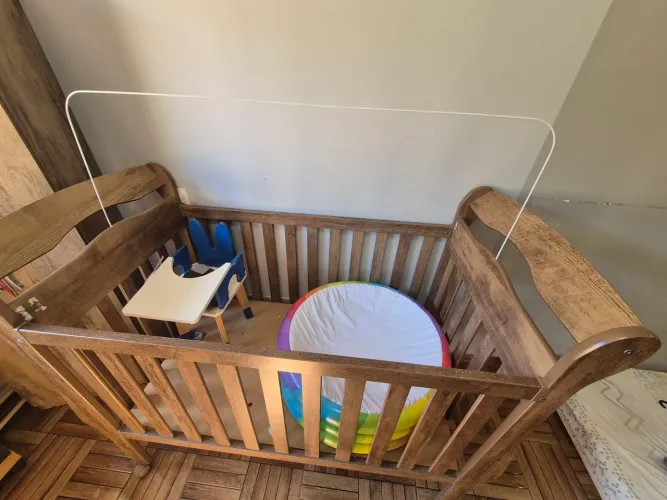 Berço Infantil de Madeira MDF/MDP - Acabamento Amadeirado (Excelente Estado)
