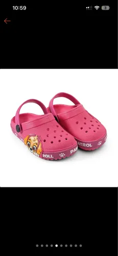Crocks e chinelo de personagem novos