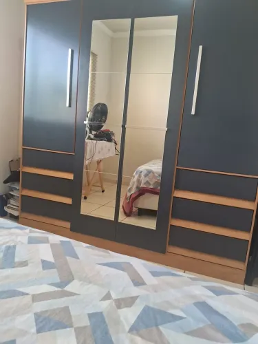 Guarda roupa.e Mesa 