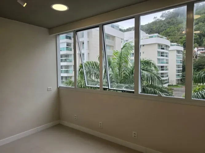 OPORTUNIDADE !!!! Excelente sala comercial (+- 30 m²), dividida em sala e antessala c/ wc