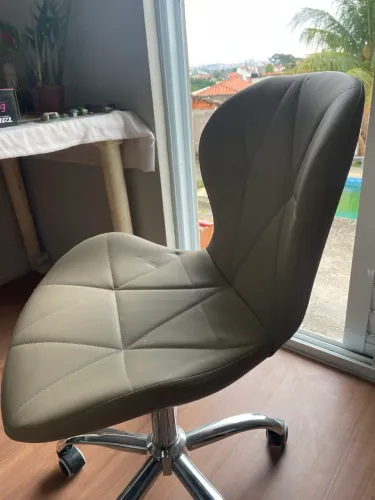 Cadeira slim pra manicure e outras funções