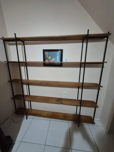 Estante de prateleiras com estrutura de ferro preto