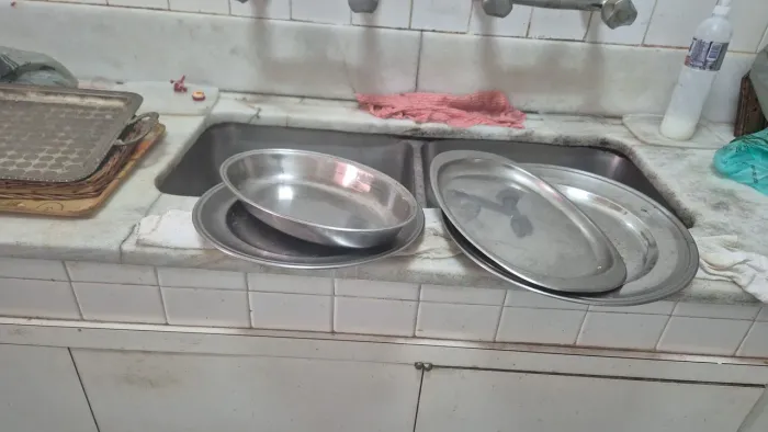 7 bandejas para servir alimentos e frutas, sendo 2 desenhadas 1 de plastico 4 de alumínio 