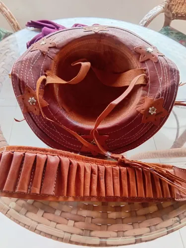 Chapéu e cartucheira em couro 