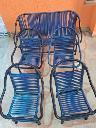 Cadeirinhas e banquinho infantil.