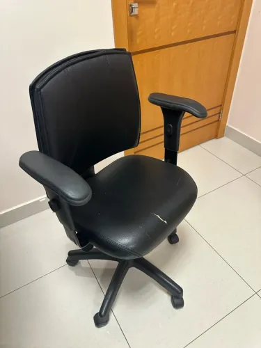 Cadeira de Escritório Executiva Preta - Giratória com Braços Reguláveis
