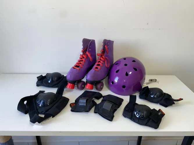 Kit Completo de Patins Quad + Proteção (Capacete, Joelheira, Cotoveleira e Luvas)