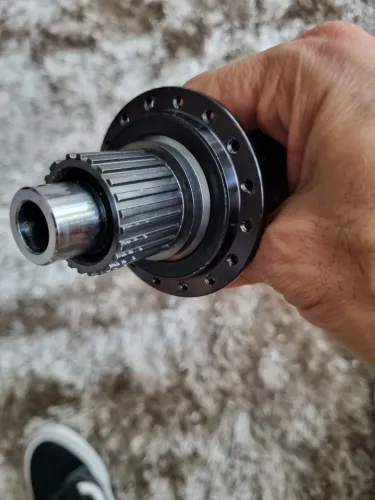 Cubo traseiro Shimano Deore XT 32 furos 