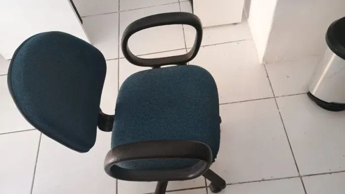 CADEIRA PARA COMPUTADOR AJUSTÁVEL COM BRAÇOS E RODINHA