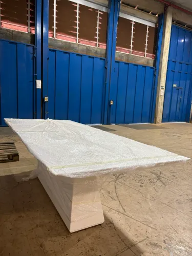 Mesa de resina branca em perfeito estado