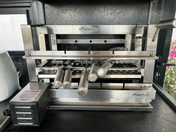 Churrasqueira Grill Giratoria Pratic Metal 5 Espetos c grelha Uruguaia