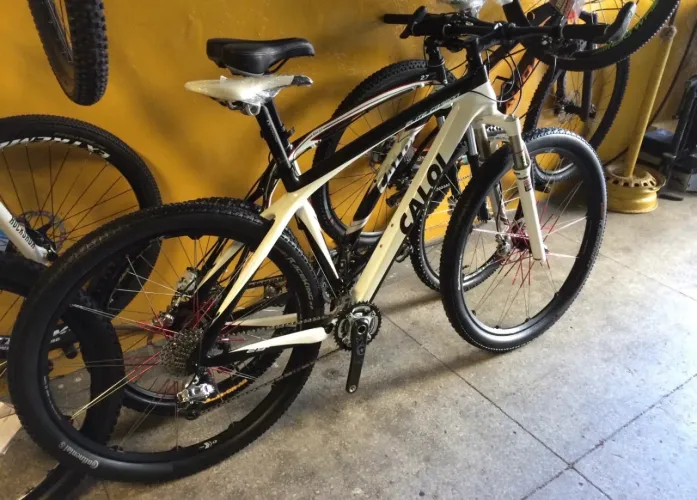 Caloi Elite Carbon - Rodas Crankbrothers Cobalt 3 aro 29 - Suspensão RockShox SID