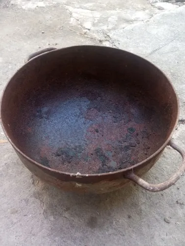 Caldeirão antigo de ferro fundido