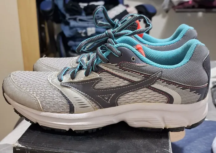 Tênis Mizuno, cinza com azul claro, tamanho 34